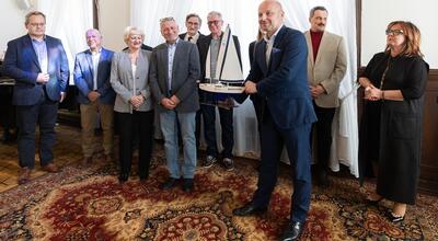 Prezydent Konrad Fijołek otrzymał od działaczy Podkarpackiego Rzeszowskiego Związku Żeglarskiego model jachtu.