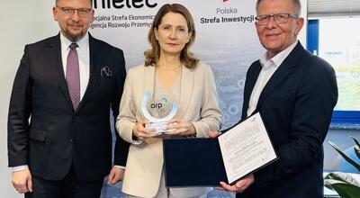 Od lewej dyrektor oddziału ARP w Mielcu Wiktor Cichoń, prezes Bury sp. z o.o. Bernadetta Dzik i zastępca dyrektora oddziału ARP w Mielcu Krzysztof Ślęzak. Fot. ARP