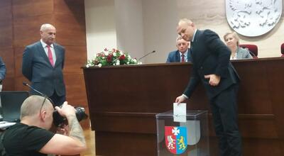 Głosuje radny Mirosław Majkowski z Konfederacji