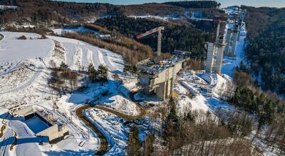 Budową odcinka Babica - Jawornik zimą 2025 na 2026. Fot. GDDKiA