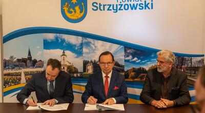 Od lewej Przemysław Patruś z firmy Trasal, marszałek Władysław Ortyl, i dyrektor PZDW Piotr Miąso