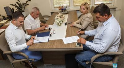 Od lewej starosty przeworski Dariusz Łapa, wicestarosta Zbigniew Kiszka, skarbnika Agnieszki Wojciechowska-Krupa właściciel firmy Drab-Pol Paweł Drabik. Fot. powiat przeworski