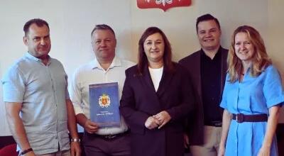 Drugi z lewej Mariusz Kasprzak z Kazbutu. W środku Agnieszka Machnik, burmistrz Radomyśla Wielkiego