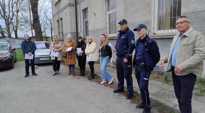 Jeden ze spacerów badawczych w starym budynku MOPS. Fot. miastojaroslaw.pl
