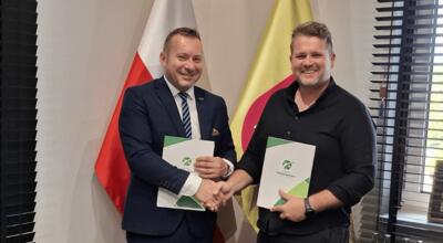 od lewej wicewójt Michał Drupka i szef El-Sek Patryk Sekulski. Fot. trzebownisko.pl