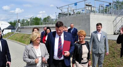 Otwarcie oczyszczalni ścieków Krasne. Z lewej wojewoda podkarpacka Teresa Kubas-Hul, obok niej wójt Krasnego Jacek Maternia. (Fot. UG Krasne)