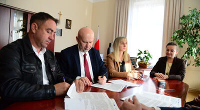 Na zdjęciu od lewej Rafał Jarosz i burmistrz Konrad Krzyżak. Fot. nisko.pl