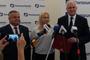 Od lewej Stanisław Kruczek członek zarządu województwa, Dorota Łukaszyk, pełnomocnik premiera ds. COS i wicepremier Jarosław Gowin. Fot. Adam Cyło