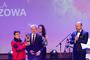 Założycielka Storatu Marta Gutowska odbiera statuetkę z rąk Andrzeja Deca, przewodniczącego Rady Miasta Rzeszowa.