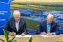 Od lewej Piotr Kurnyta z Safege i Bartosz Górski, wiceprezes Portu Lotniczego Rzeszów-Jasionka