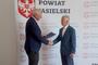Od lewej starosta jasielski Adam Pawluś i dyrektor Henryk Przybycień. Fot. powiat jasielski.