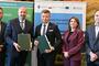 Od lewej: Robert Markiewicz zastępca dyrektora Departamentu Adaptacji do Zmian Klimatu NFOŚiGW, Robert Gajda - zastępca prezesa NFOŚiGW , Adam Kostrząb - burmistrz Jasła, Anna Wojnarowicz-Więcek - kierownik Wydziału Księgowości w Urzędzie Miasta Jasła; Maciej Kilanowski - doradca z Departamentu Adaptacji do Zmian Klimatu. Fot. NFOŚiGW