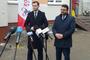 Od lewej dyrektor ZOZ nr 2 w Rzeszowie Jakub Dzik i starosta rzeszowski Krzysztof Jarosz podczas konferencji przed placówką.