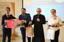 Od lewej zwycięzca Dawid Nakonieczny, Łukasz Mroczyński-Szmaj z Civitas Christiana, ks. dr Marek Dzik (moderator Dzieła Biblijnego Diecezji Rzeszowskiej) i Izabela Fac z Kancelarii Sejmiku