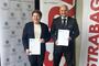 Podpisanie umowy na modernizację wałów rzeki San. Od lewej: Ewa Gołębiowska, dyrektor Regionalnego Zarządu Gospodarki Wodnej w Rzeszowie, Jarosław Prusak - pełnomocnik firmy Strabag.