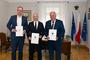 Od lewej prezydent Przemyśla Wojciech Bakun, dyrektor WSPR w Przemyślu Rafał Kijanka i wicemarszałek województwa Podkarpackiego Piotr Pilch