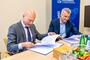 Od lewej prorektor PRz prof. Jarosław Sęp i prezes Mastermet sp. z o.o. Marcin Nowakowski