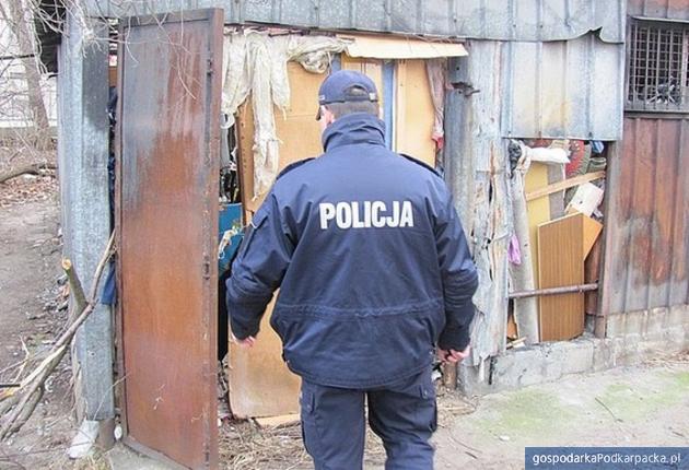 test Policja sprawdza miejsca, w których mogą przebywać bezdomni. Fot. KPP w Stalowej Woli