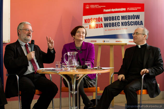 test Od lewej Marcin Przeciszewski, Ewa K. Czaczkowska i ks. Józef Kloch, fot. WSIiZ