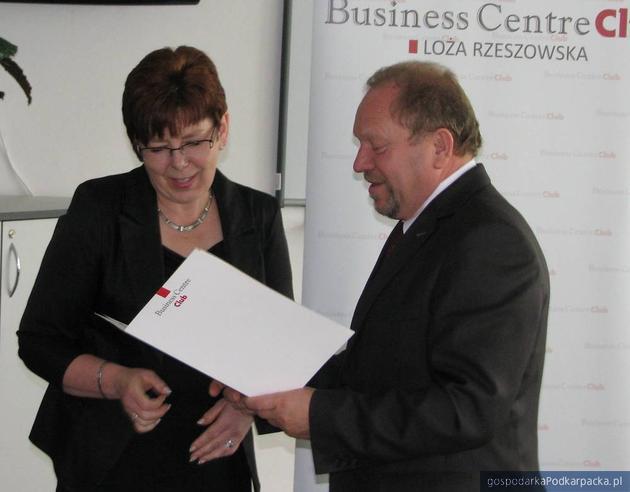 Maria Kłęczek, naczelnik US w Ropczycach i Lesław Wojtas, kanclerz Loży Rzeszowskiej BCC, fot. Adam Cyło