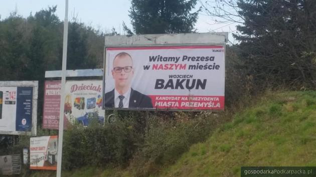 Wojciech Bakun prowadzi kampanię wyborczą i „wita prezesa”