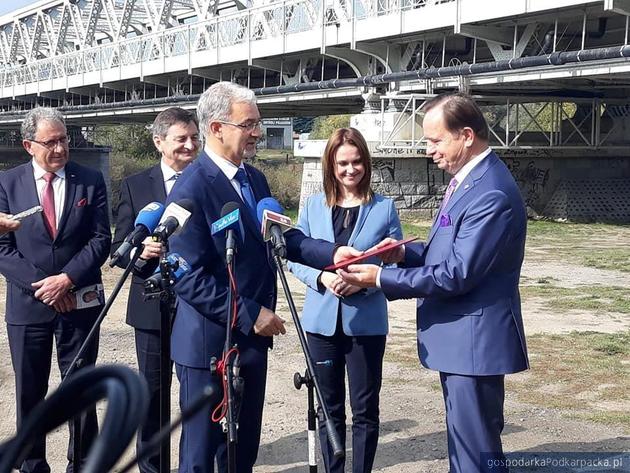 test Minister Jerzy Kwieciński wręcza decyzję marszałkowie Władysławowi Ortylowi. Za nimi stoją starosta Tadeusz Chrzani, poseł Marek Kuchciński i minister Anna Schmidt - Rodziewicz