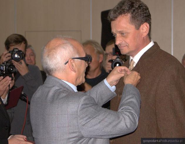 Jerzy Mielniczuk odznaczany przez Jana Lityńskiego. Fot. Archiwum
