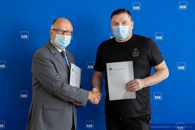 Od lewej prod. Sylwester Czopek, rektor UR i Rafał Dziedzic, prezes Baudziedzic. Fot. UR