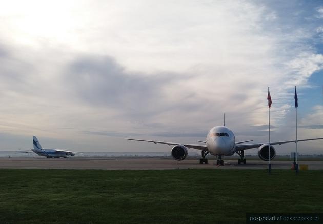 Od lewej An124 Rusłan i Boeing 787 Dreamliner
