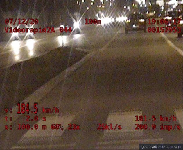 Młody kierowca pędził przez Rzesz&oacute;w z prędkością 184 km/h