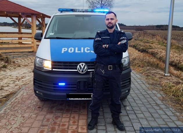 Marcin Malinowski &ndash; policjant, kt&oacute;ry ryzykując ratuje ludzie życie 