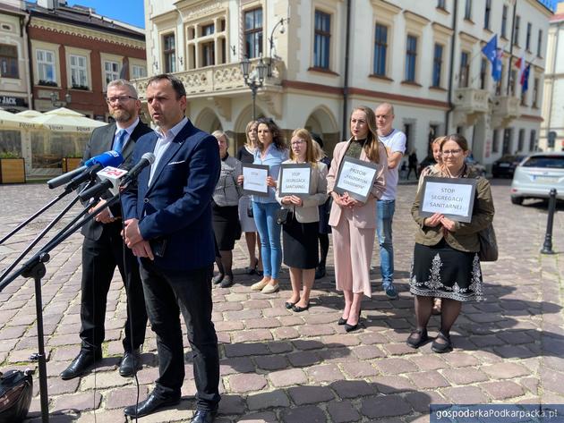 Grzegorz Braun krytykuje paszporty covidowe