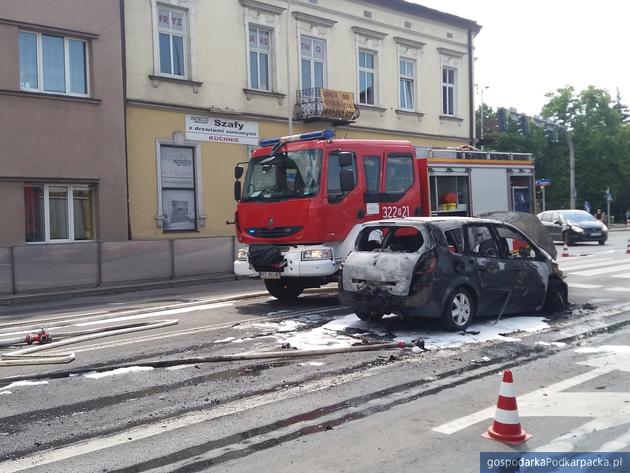 Pożar auta na ul. Piłudskiego w Rzeszowie (ZUS)