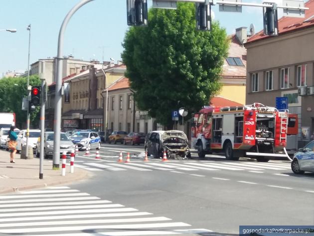 Pożar auta na ul. Piłudskiego w Rzeszowie (ZUS)