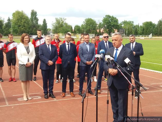 Marek Bajdak (przy mikrofonach) na stadionie Resovii