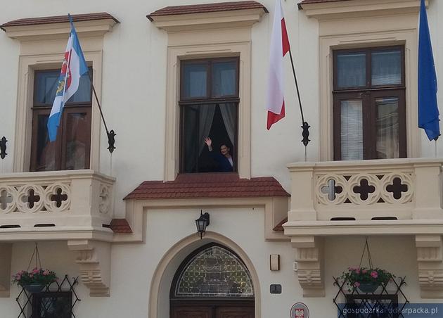 ewa Leniart pozdrawia zwolenników z okna ratusza