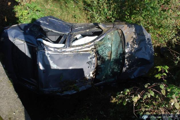 Nastolatek dachował autem w rzece