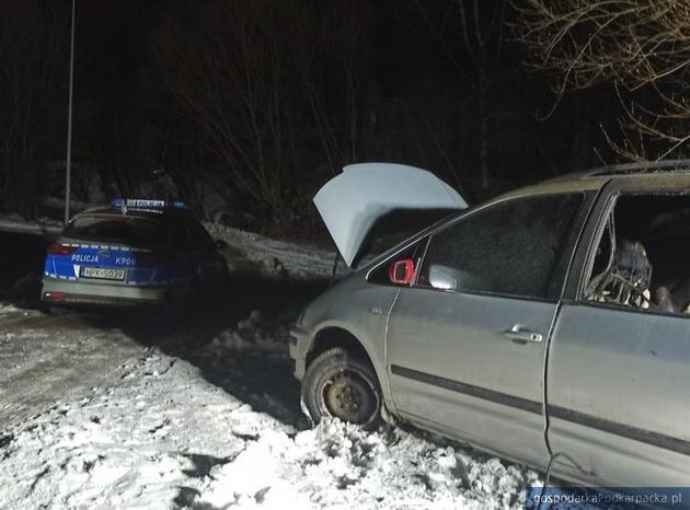 Podkarpackie: śmierć w spalonym samochodzie. Policja wujaśnia okoliczności