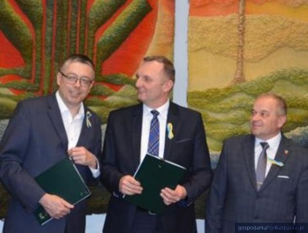 Podpisanie umowy. W środku wójt Marcin Kut