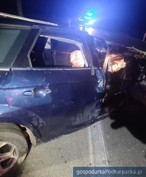 Ford rozbił się na drzewie. Ranne półroczne dziecko