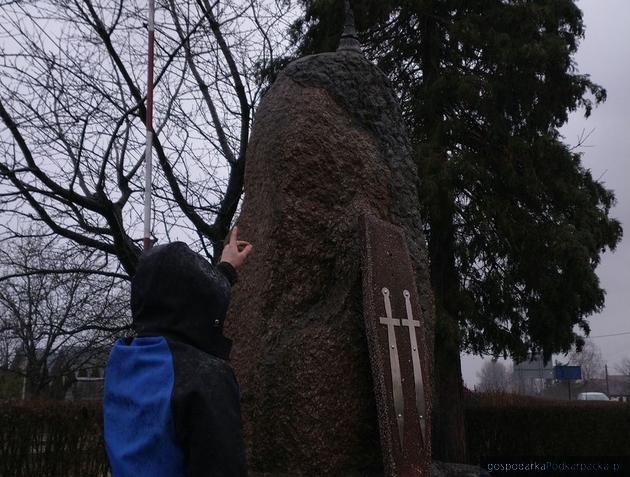 Zarzuty dla nastolatka za zerwanie krzyża z pomnika