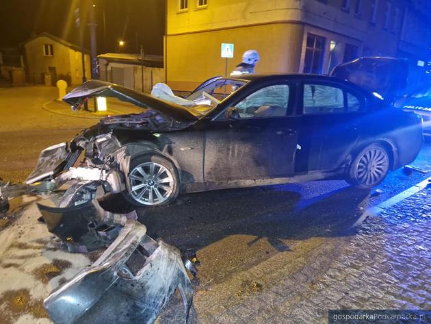 Auto uderzyło w budynek. Znaczne zniszczenia