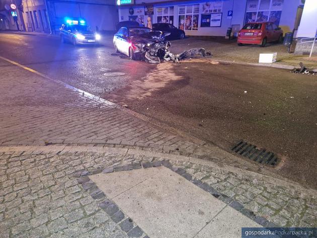 Auto uderzyło w budynek. Znaczne zniszczenia