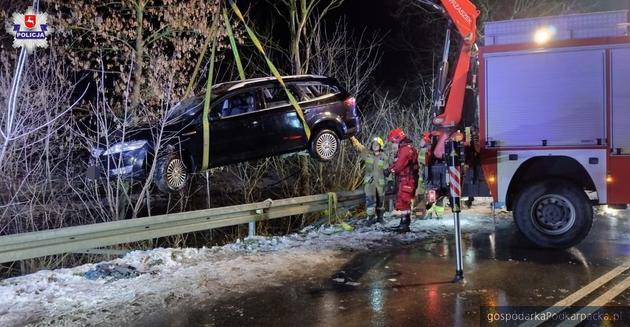 auto wpadło do rzeki. Kierowca uratowany w ostatniej chwili