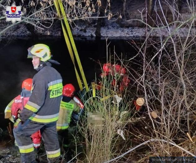 auto wpadło do rzeki. Kierowca uratowany w ostatniej chwili