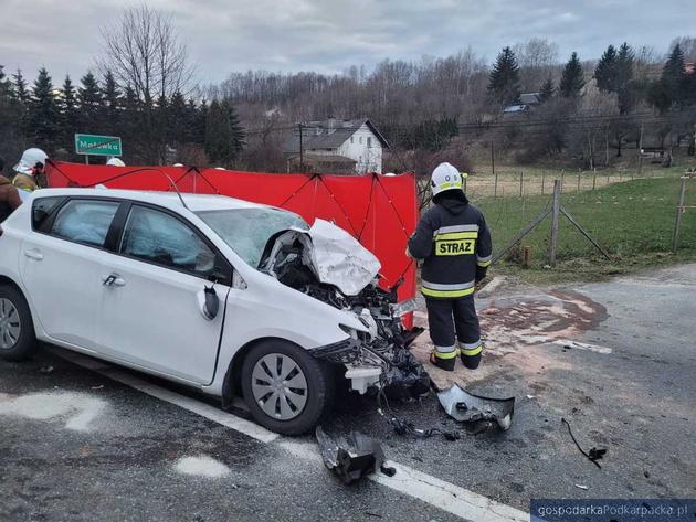 Wypadek busa i osobówki. Jedna osoba nie żyje