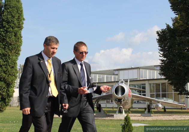 Prof. Krzysztof Kubiak (z prawej) zwiedza PZL Mielec w towarzystwie prezesa firmy Janusza Zakręckiego