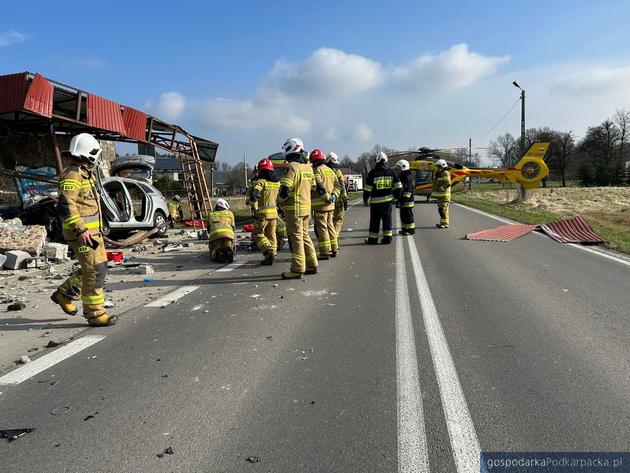 Auto rozbiło się na przystanku autobusowym