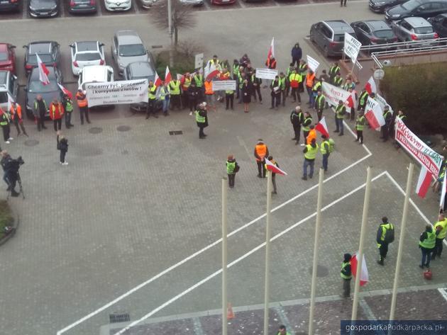 Protest pracownik&oacute;w zakład&oacute;w usług leśnych w Rzeszowie