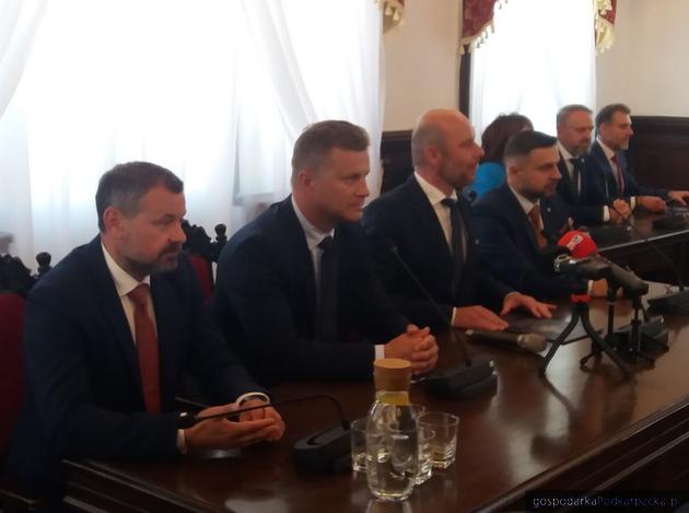 test Od lewej Grzegorz Wrona, Marcin Deręgowski, Konrad Fijołek, Krzysztof Stańko, na dalszym Krystyna Stachowska, Dariusz Urbanik i Marcin Stopa